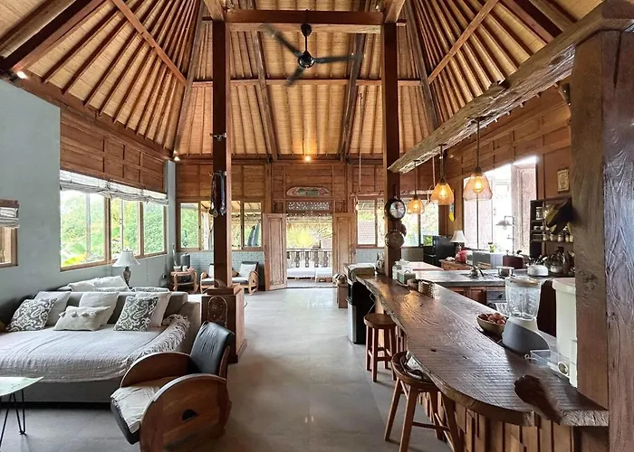Villa 5br Tropical With Pool Near Pererenan - Perfect For Families & Groups