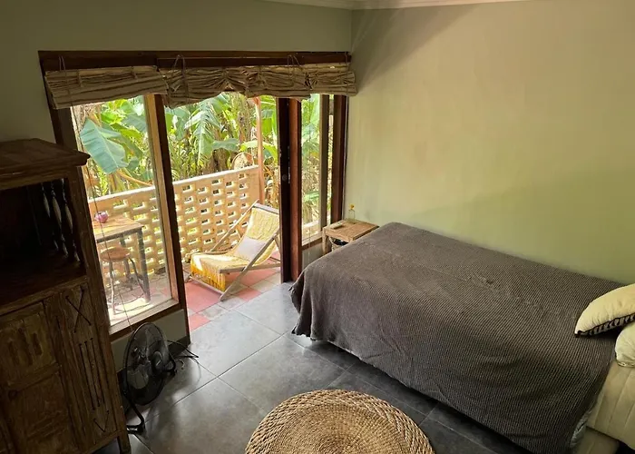 Villa 5br Tropical With Pool Near Pererenan - Perfect For Families & Groups