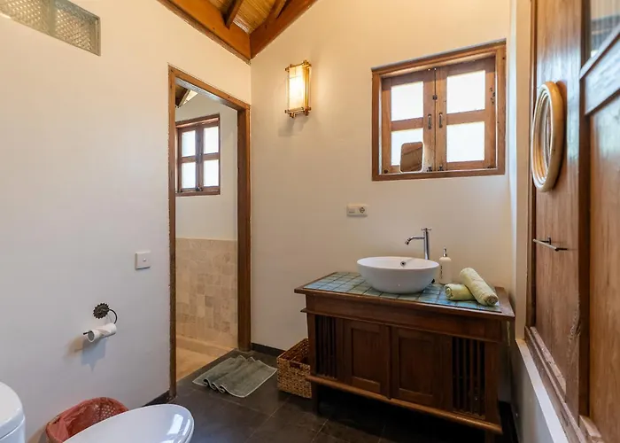 5br Tropical With Pool Near Pererenan - Perfect For Families & Groups ヴィラ チャングー
